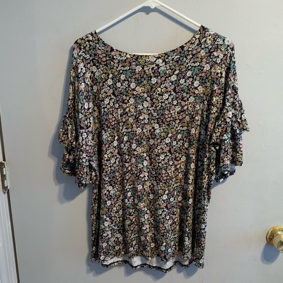 Floral tee with flutter sleeves - Picture 1 of 3